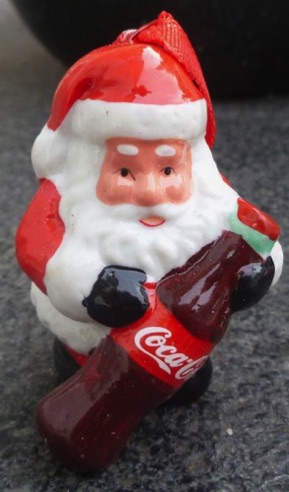 4577-4 € 2,50 coca cola ornament steen kerstman met fles ca 6 cm